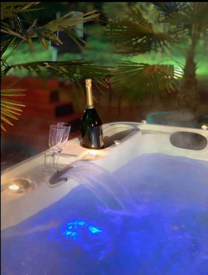 Appartement Le jacuzzi de Marie ll à Tourcoing Extérieur photo